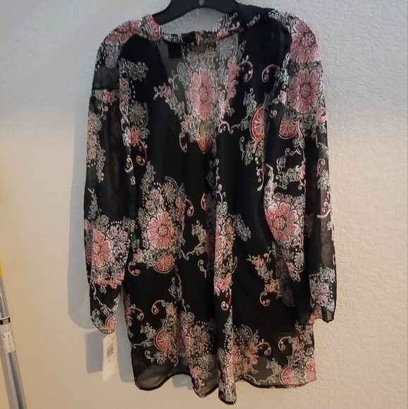 Plus Size Floral Blouse - Picture 2 of 4